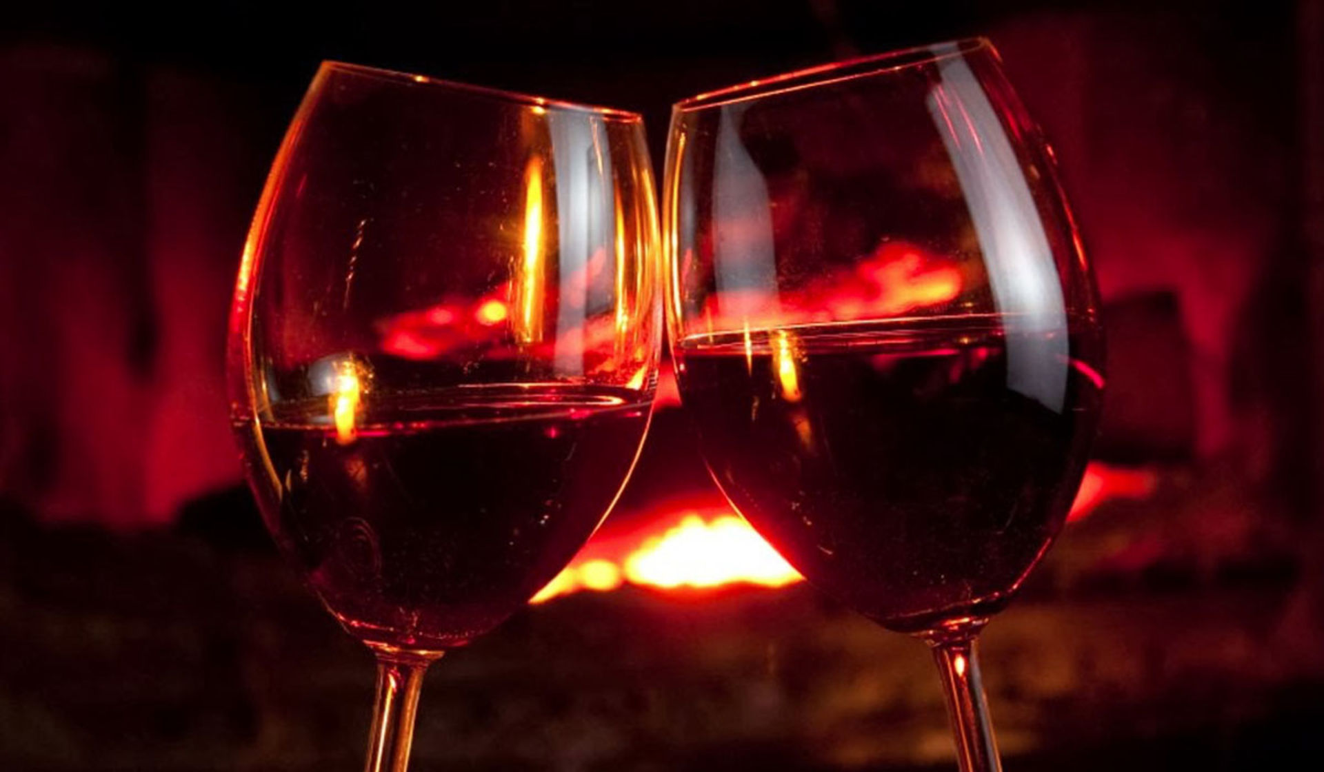 Песня красным вином наполняет бокал она. Два бокала красного вина. Красное вино в бокале. Бокал с вином. Бокалы вина чокаются.